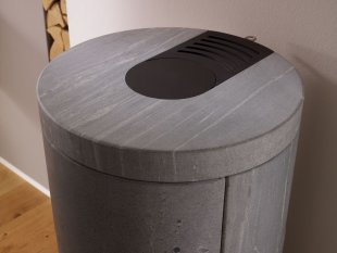 Detail hodního dílu kamen Milano Stone 2.0 s přípravou pro horní odkouření